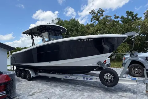 2017 Robalo R302 Center Console, photo 1 in Miami, FL