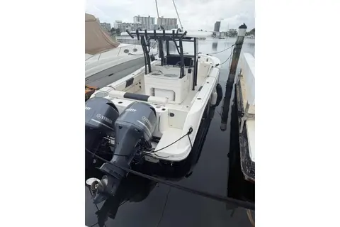 2017 Robalo R302 Center Console, photo 1 in Hallandale Beach, FL
