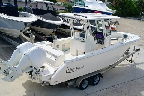 2025 Robalo R270 Center Console, photo 1 in Riviera Beach, FL