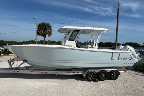 2026 Robalo R300 Center Console, photo 1 in New Smyrna Beach, FL