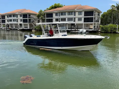 2017 Robalo R302 Center Console, photo 1 in Key Largo, FL