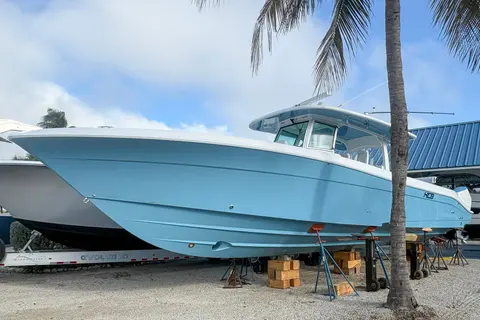 2027 HCB 42 Lujo, photo 1 in Fort Myers, FL