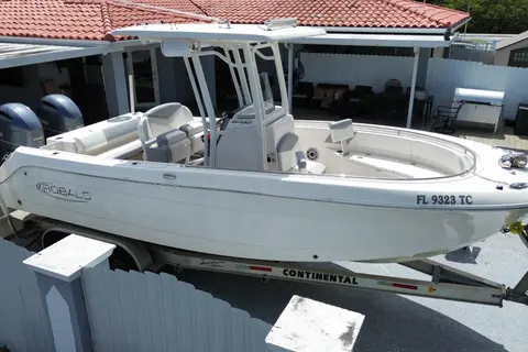 2022 Robalo R242 Center Console, photo 1 in Hialeah, FL