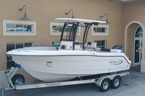 2026 Robalo R222 Explorer, photo 1 in Riviera Beach, FL