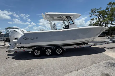 2026 Robalo R300 Center Console, photo 1 in Sarasota, FL
