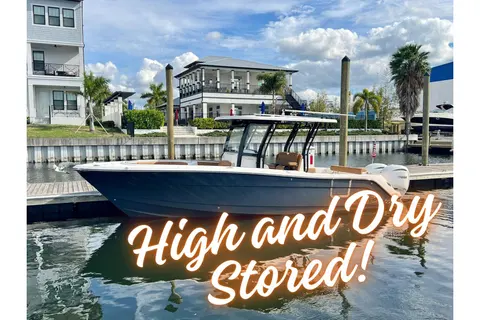 2025 Robalo R302 Center Console, photo 1 in Ruskin, FL