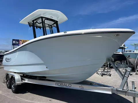 2025 Robalo R232 Explorer, photo 1 in Sarasota, FL