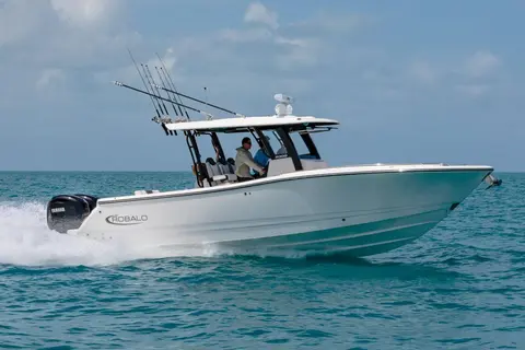 2027 Robalo R300 Center Console, photo 1 in Riviera Beach, FL