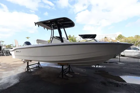 2026 Boston Whaler 220 Dauntless, photo 1 in Naples, FL