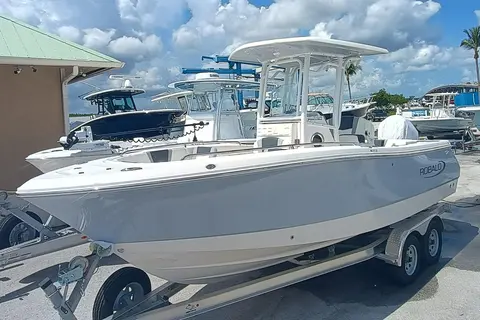 2025 Robalo R230 Center Console, photo 1 in Stuart, FL