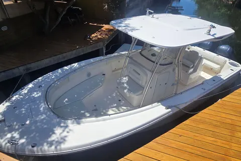 2014 Robalo R300 Center Console, photo 1 in Miami, FL