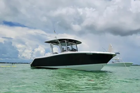 2018 Robalo R302 Center Console, photo 1 in Key Biscayne, FL