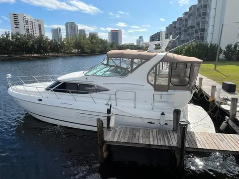 2001 Cruisers Yachts 4450 Express Motoryacht, photo 1 in Hallandale Beach, FL