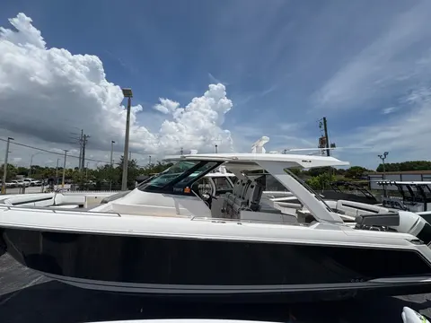 2019 Tiara Yachts 38 LS, photo 1 in Miami, FL