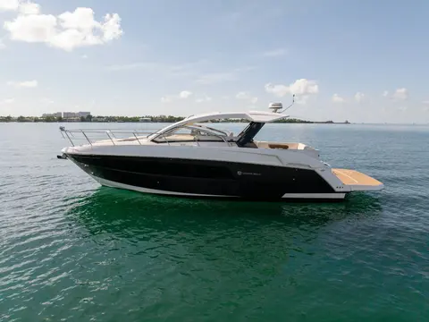 2018 Cruisers Yachts 390 Express Coupe, photo 1 in Miami, FL
