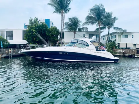2005 Sea Ray 420 Sundancer, photo 1 in Miami Beach, FL