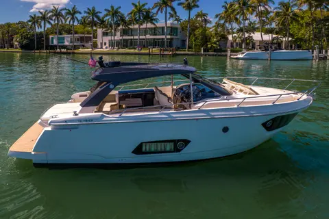 2017 Absolute 40 STL, photo 1 in Miami Beach, FL