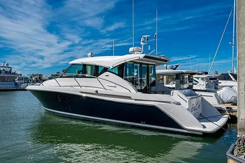 2017 Tiara Yachts C39 Coupe, photo 1 in Marco Island, FL
