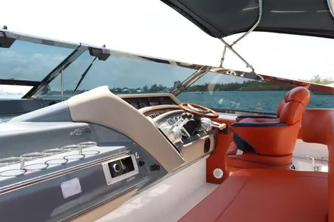 1999 Sea Ray 500 Sundancer, photo 1 in Sunny Isles Beach, FL
