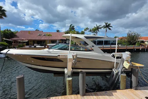 2015 Sea Ray SLX 350, photo 1 in Lighthouse Point, FL