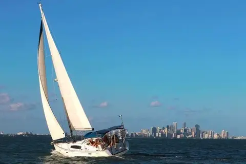 2009 Beneteau Oceanis 40, photo 1 in Miami, FL