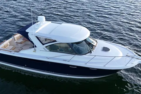 2014 Tiara Yachts 3100 Coronet, photo 1 in Fort Walton Beach, FL