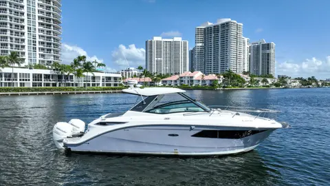 2022 Sea Ray Sundancer 320 OB, photo 1 in Aventura, FL