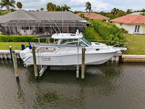 2018 Boston Whaler 345 Conquest, photo 1 in Stuart, FL
