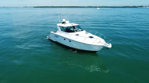 2005 Tiara Yachts 3600 Sovran, photo 1 in Key Biscayne, FL