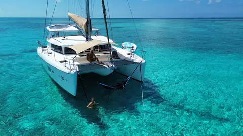 2009 Lagoon 420, photo 1 in Pompano Beach, FL