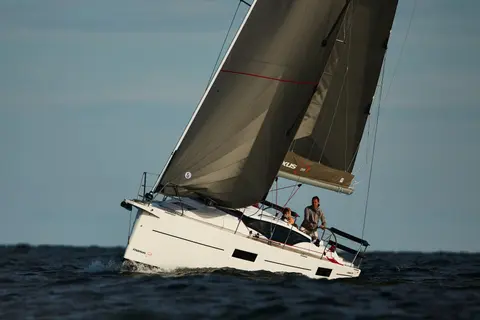 2025 Maxus 35, photo 1 in Miami, FL