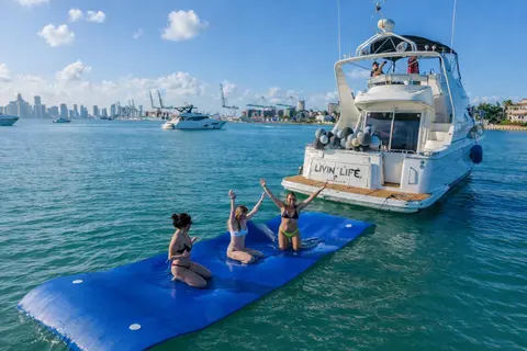 2004 Carver 420 Mariner, photo 1 in Miami, FL