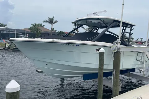 2023 Robalo R317 Dual Console, photo 1 in Sarasota, FL