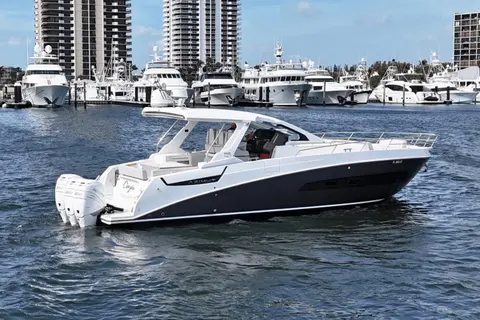 2020 Azimut Verve 40, photo 1 in Palm Beach Gardens, FL