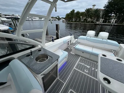 2018 Robalo R317 Dual Console, photo 1 in Boca Raton, FL