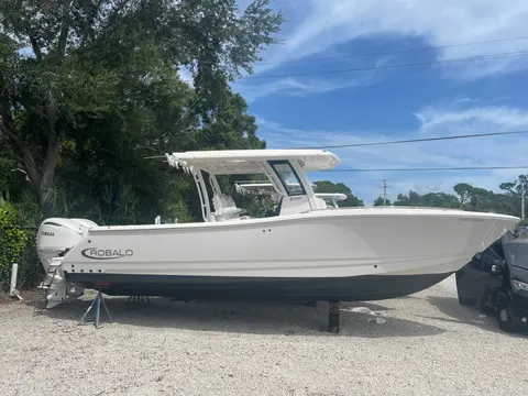2026 Robalo R300 Center Console, photo 1 in Naples, FL