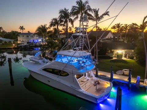 2008 Hatteras 68 Convertible, photo 1 in Fort Lauderdale, FL