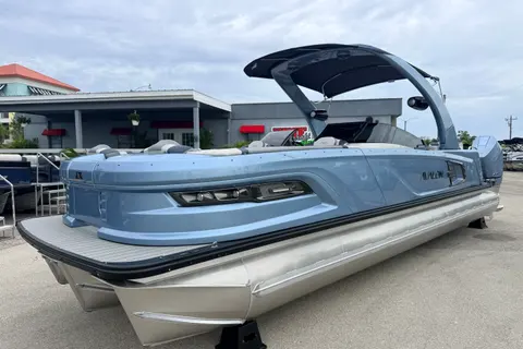 2027 Avalon 2785 Avalon Excalibur Windshield Quad Lounger. Twin Mercury 425hp V-10's, photo 1 in Cape Coral, FL
