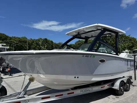 2025 Robalo R257 Dual Console, photo 1 in Key Largo, FL