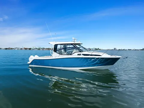 2023 Boston Whaler 325 Conquest, photo 1 in St Petersburg, FL