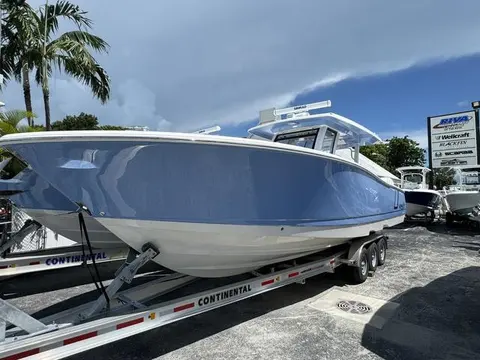 2025 Robalo R360 Center Console, photo 1 in Key Largo, FL
